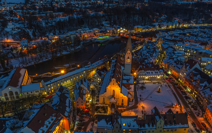 Abenddämmerung über der Innenstadt von Kempten im Allgäu im Winter