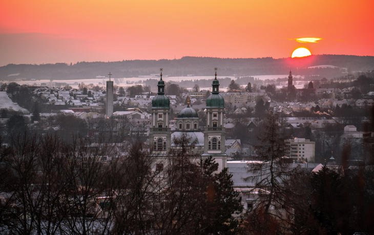 Sonnenaufgang über Kempten im Allgäu im Winter