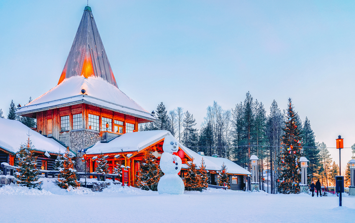 Schneemann im Weihnachtsmannbüro im Weihnachtsmanndorf Rovaniemi