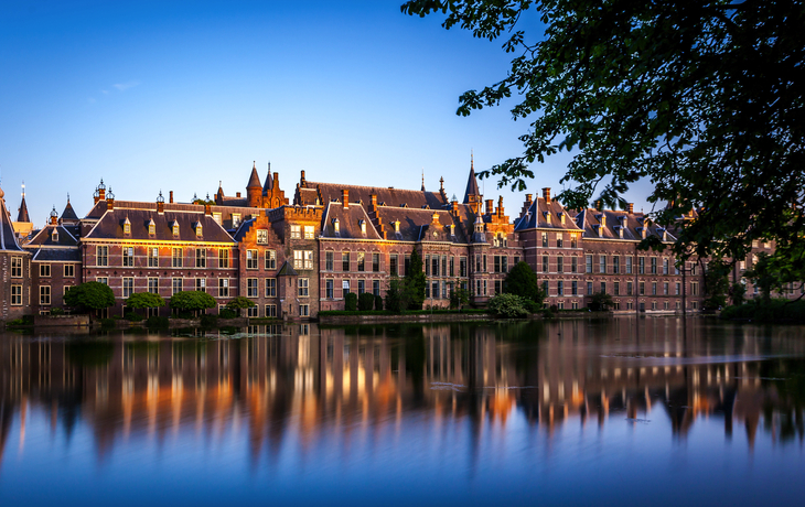Den Haag Binnenhof mit den letzten Sonnenstrahlen