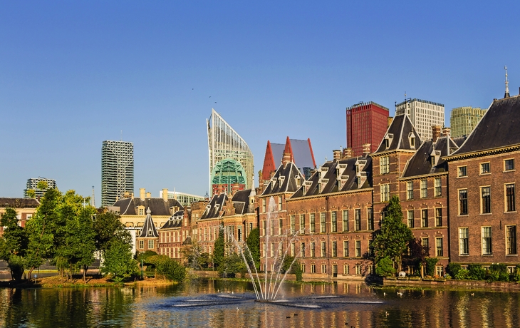 Den Haag - Binnenhof und Skyline