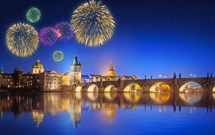 Karlsbrücke und dem schönen Feuerwerk in Prag bei Nacht