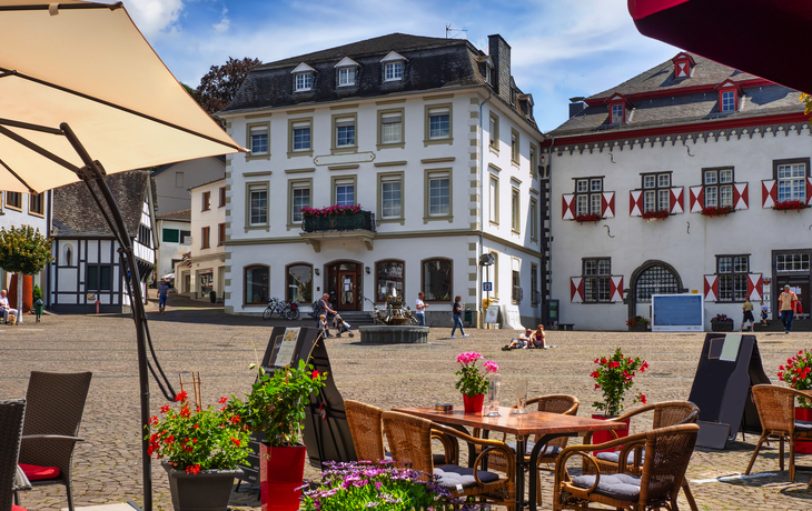 Linz am Rhein, Altstadtszene mit Marktplatz und Rathaus