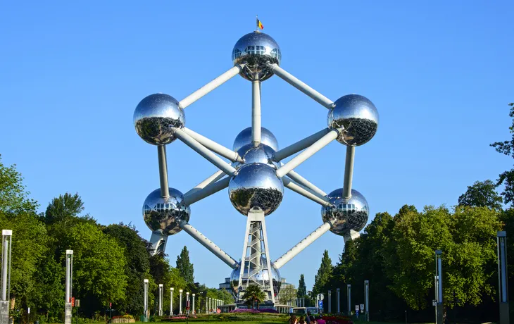 Atomium, stark vergrößerte kubische Zelle des Kristallmodells des Eisens 