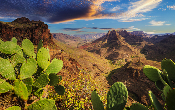 Berge und Täler der Insel Gran Canaria bei Sonnenuntergang