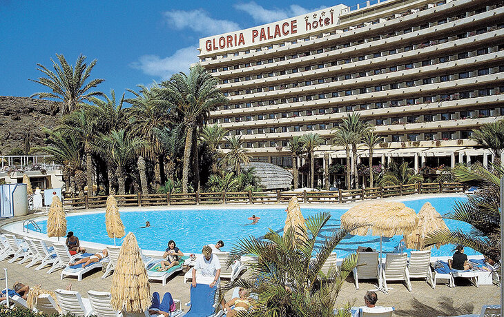 Hotel Gloria Palace mit Pool und Palmen im Vordergrund