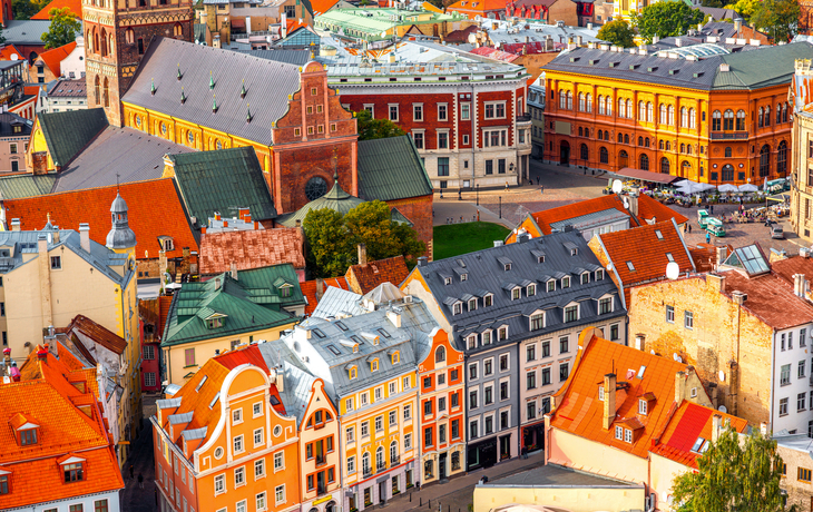 Altstadt mit wunderschönen farbenfrohen Gebäuden in Riga