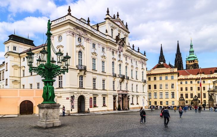 Erzbischöfliche Palais auf dem Hradschiner Platz in Prag, Tschechien