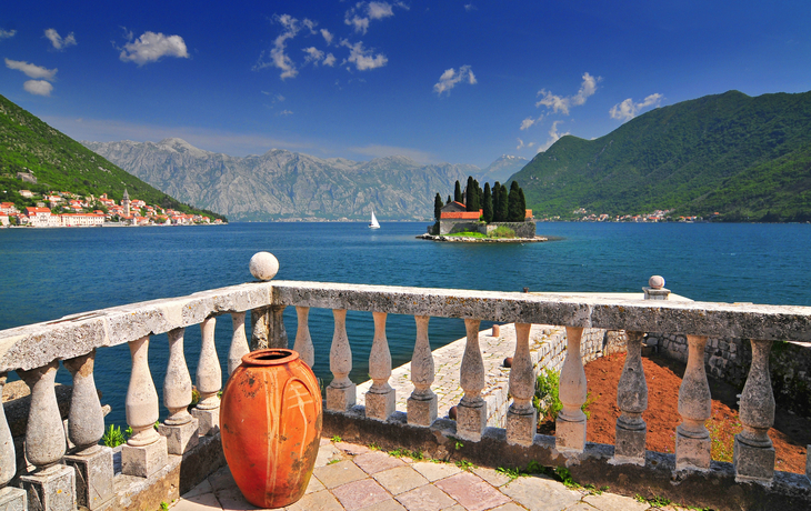 Kloster Sveti Juraj auf einer Insel vor Perast