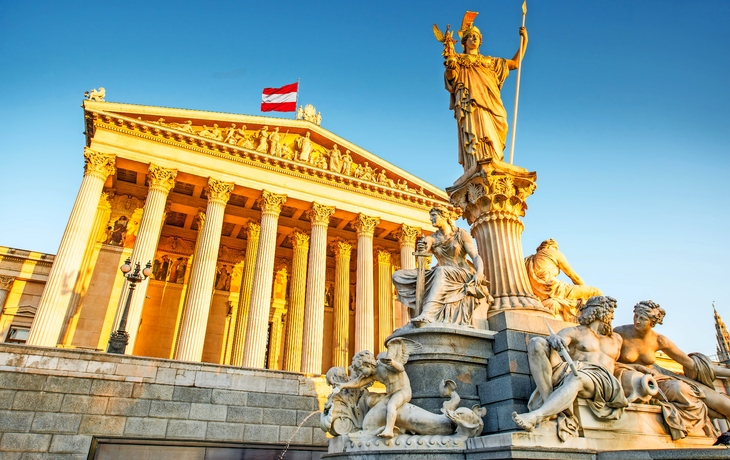 Wiener Parlamentsgebäude mit Athena-Statue