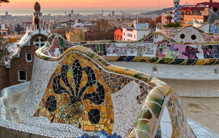 Sonnenaufgangsblick auf den von Antoni Gaudi entworfenen Park Güell