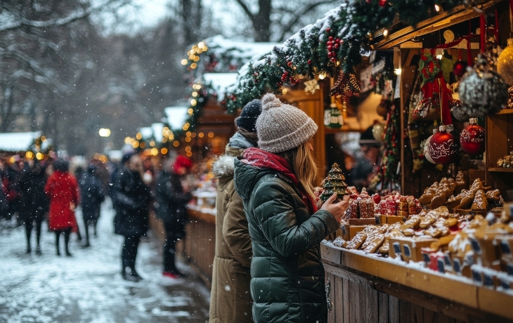 festliche Weihnachtsmarktszene mit Schnee und Dekorationen