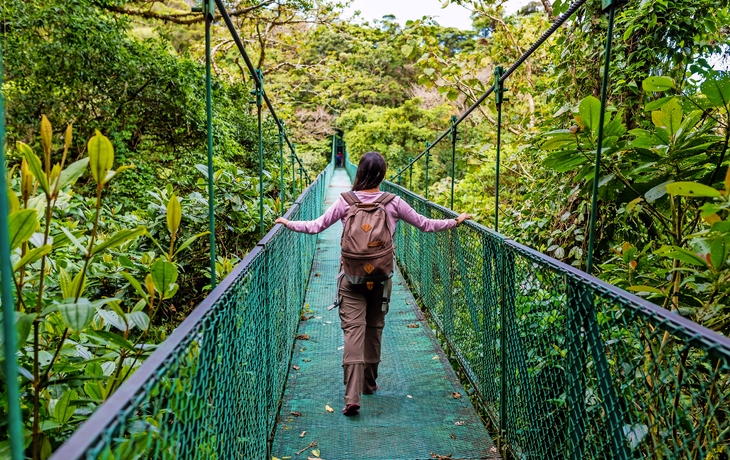 Mädchen auf hängenden Brücke in Wolkenwald - Monteverde, Costa Rica