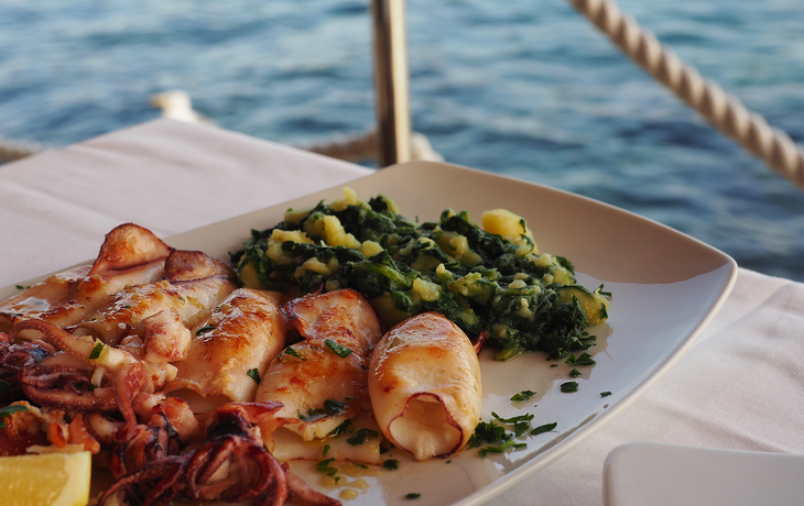 typisch Kroatien: gegrillte Calamari mit Mangold