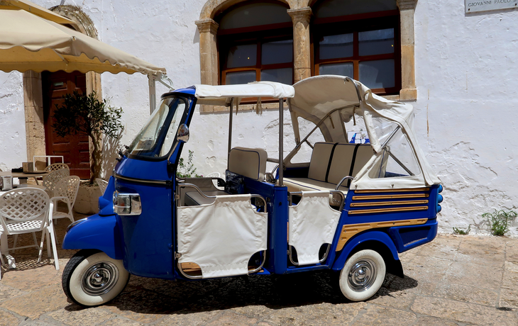 Tuk Tuk in den Gassen von Ostuni