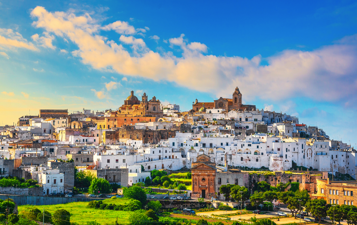 Skyline der weißen Stadt Ostuni bei Sonnenuntergang