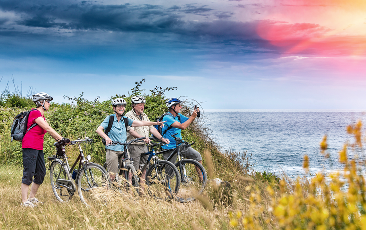 Urlauber auf einer Biketour am Meer