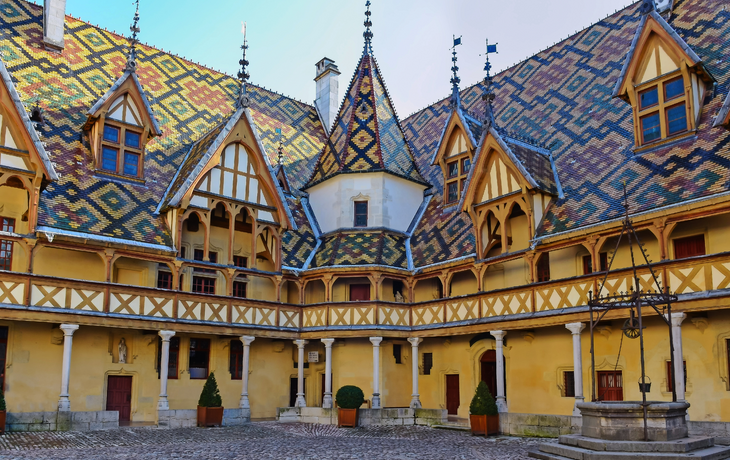 Beaune Hotel Dieu Colorfu Dächer