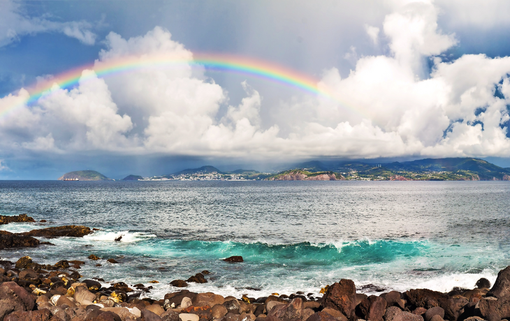 Schöne Panorama-Sommermeerblick auf den Azoren mit einem schönen Regenbogen und Wolken