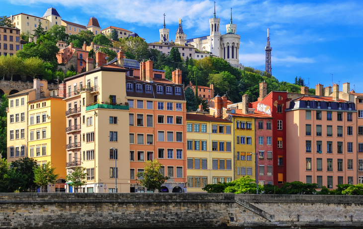 Lyon von der Saone mit bunten Häusern