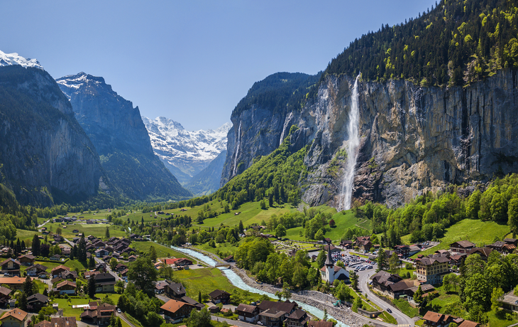 Lauterbrunnen mit Staubbach-Wasserfall und Schneeberg Jungfrau im Hintergrund