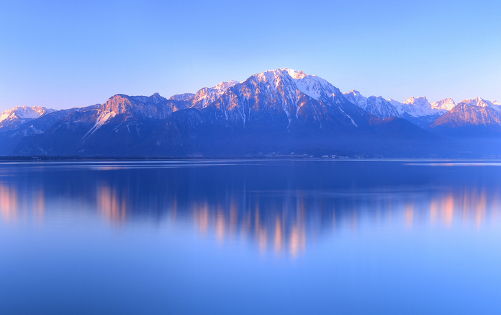 Genfersee von Montreux bei Sonnenaufgang