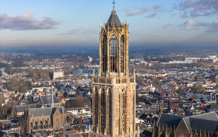 Drohnenaufnahme des Domturms im Stadtzentrum von Utrecht, Niederlande