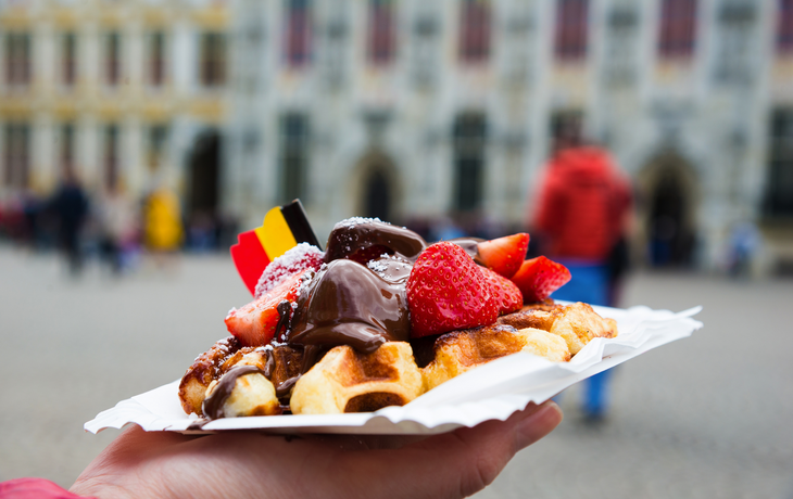 Belgische Waffel vor dem Hintergund von Brügge