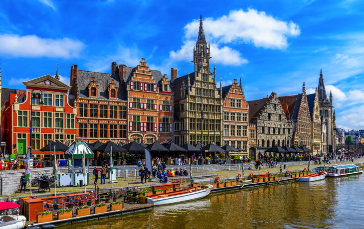 Blick auf den Graslei-Kai und den Fluss Leie im historischen Stadtzentrum von Gent