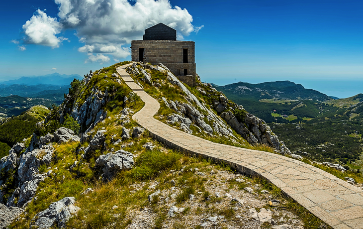Blick vom Berg Jezerski Vrh auf die Stadt Cetinje