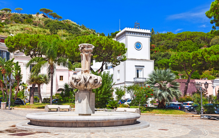 Brunnen auf dem Stadtplatz S. Restituta, Ischia