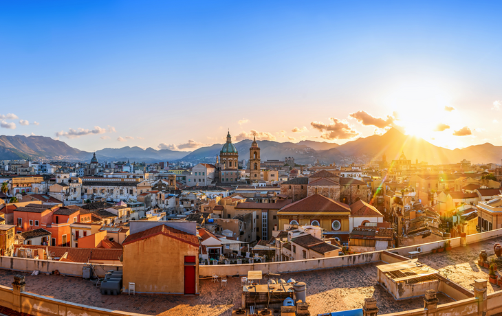 die Skyline von Palermo bei Sonnenuntergang
