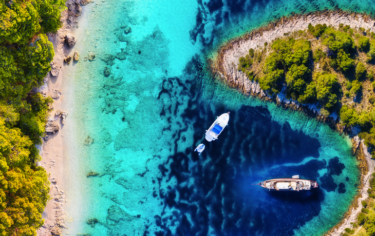 Yachten von oben an der adriatischen Küste von Kroatien