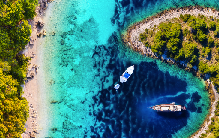 Yachten von oben an der adriatischen Küste von Kroatien