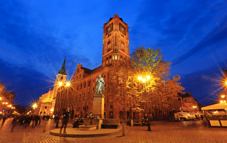Alter Stadtmarktplatz bis zum Nacht in Torun, Polen, historisches Stadtzentrum