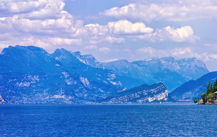 wunderschöne Landschaft des Gardasees mit Blick auf die Stadt Malcesine, Italien