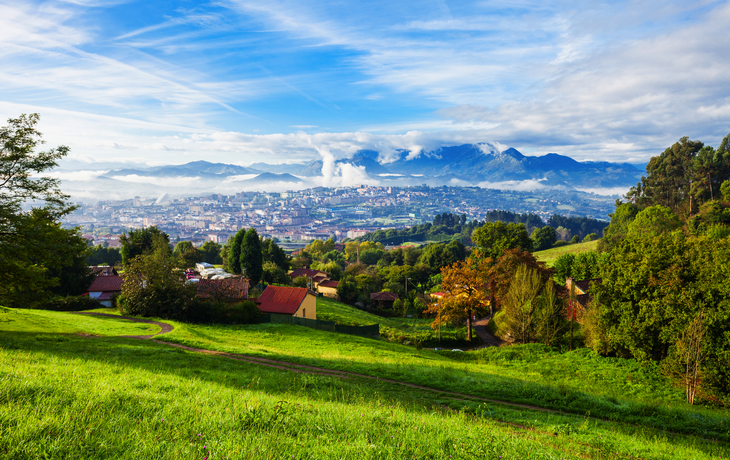 Luftpanorama der Stadt Oviedo in Spanien