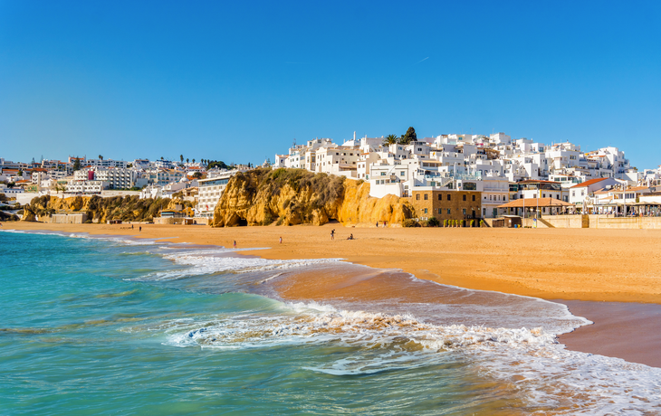 Sandstrand an der weißen Stadt Albufeira
