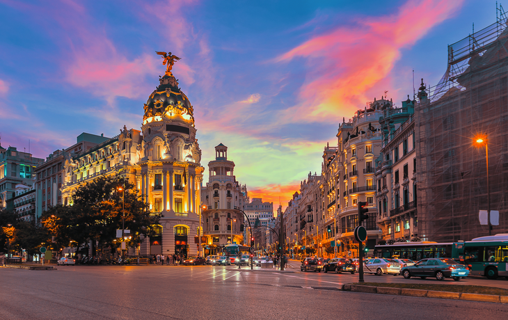 Skyline von Madrid und der Gran Via Straße