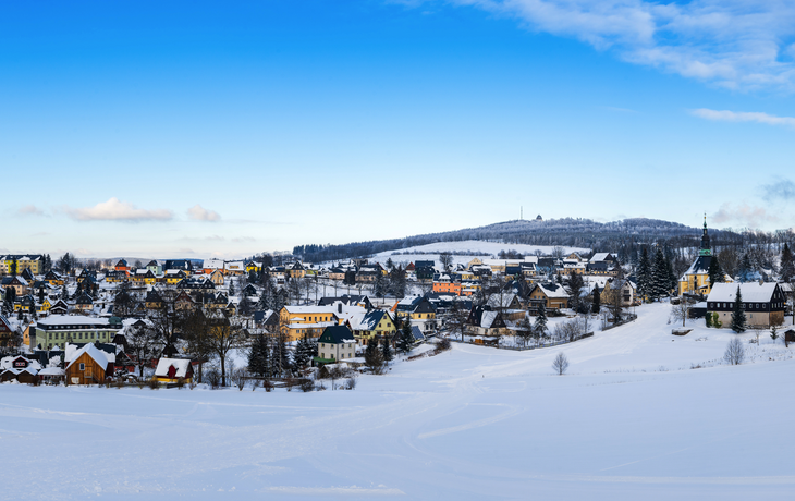 Panoramasicht auf das Weihnachtsdorf Seiffen im Winter
