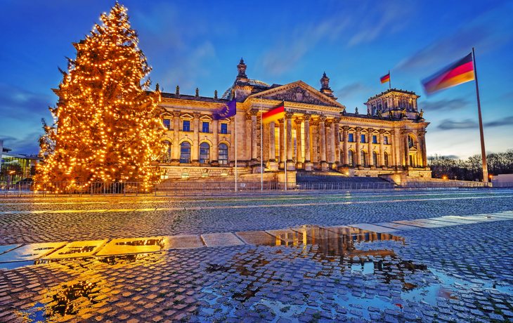 weihnachtliches Reichstagsgebäude in Berlin, der Hauptstadt von Deutschland