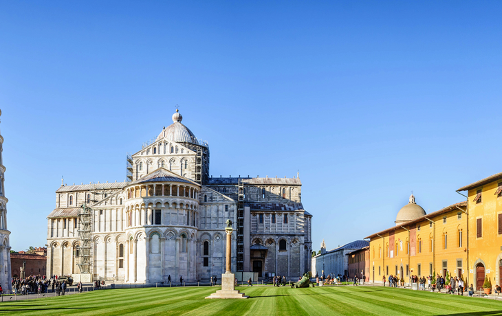 Schiefer Turm und Dom Santa Maria Assunta am Piazza dei Miracoli in Pisa, Italien
