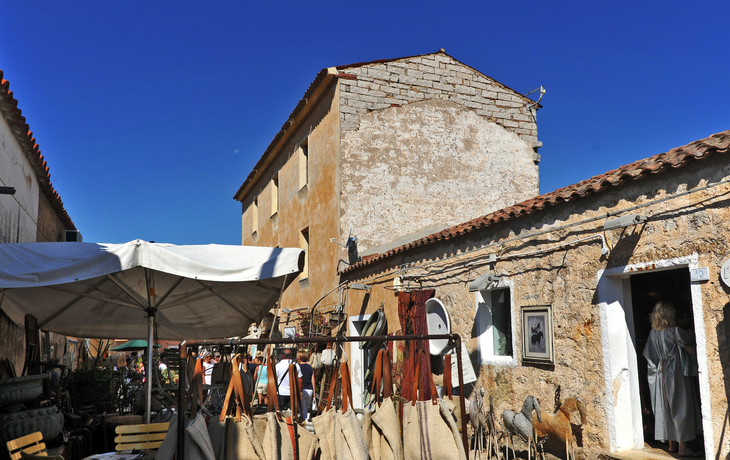 Sardisches Kunsthandwerk auf dem Markt von San Pantaleo