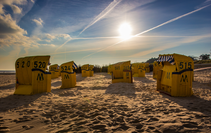 gelbe Strandkörbe in Duhnen