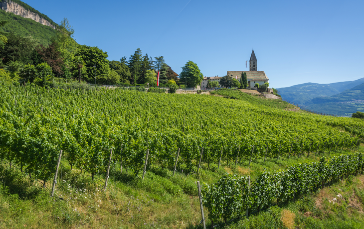 die Kirche des idyllischen Dorfes Cortaccia