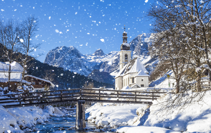 winterliche Kirche St. Sebastian in Ramsau, Deutschland