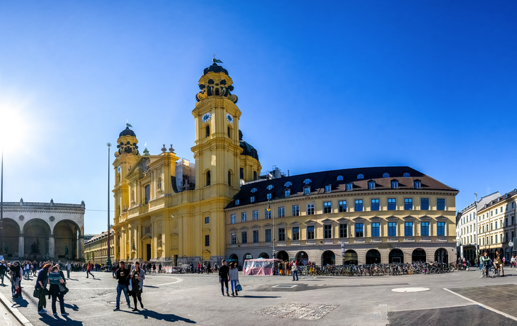 Theatinerkirche und Feldherrenhalle auf dem Odeonsplatz in München, Deutschland