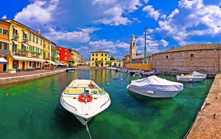 bunter Hafen von Lazise am Gardasee