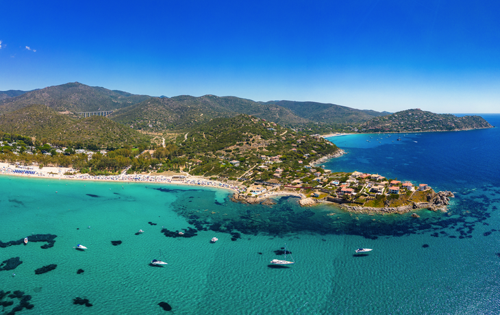 Luftaufnahme des Strandes Kale Moru in Geremeas per Drohne