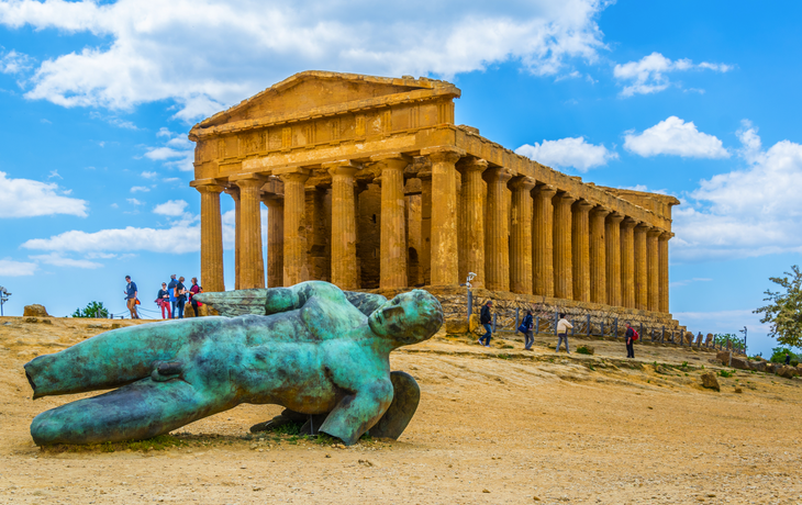 Statue des gefallenen Icaro vor dem Concordia-Tempel nahe Agrigent auf Sizilien, Italien